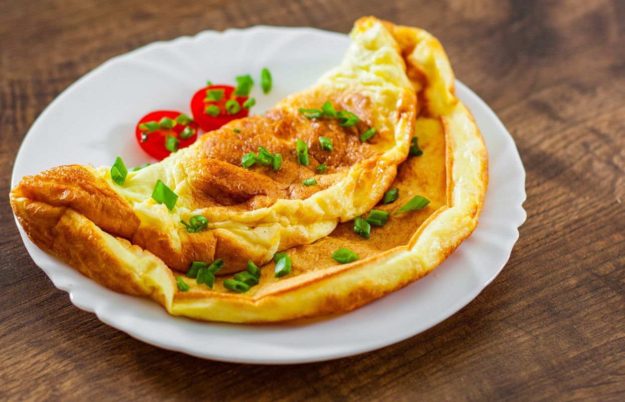 Omelet in 5 minutes: a quick and easy way to a delicious breakfast