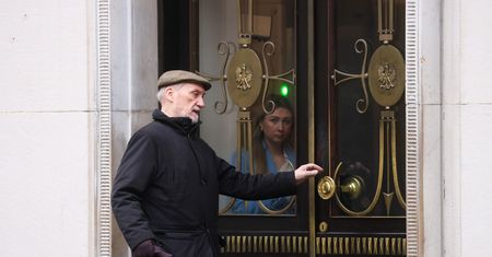 "Nic takiego nie ma". Macierewicz "złapany" w Sejmie