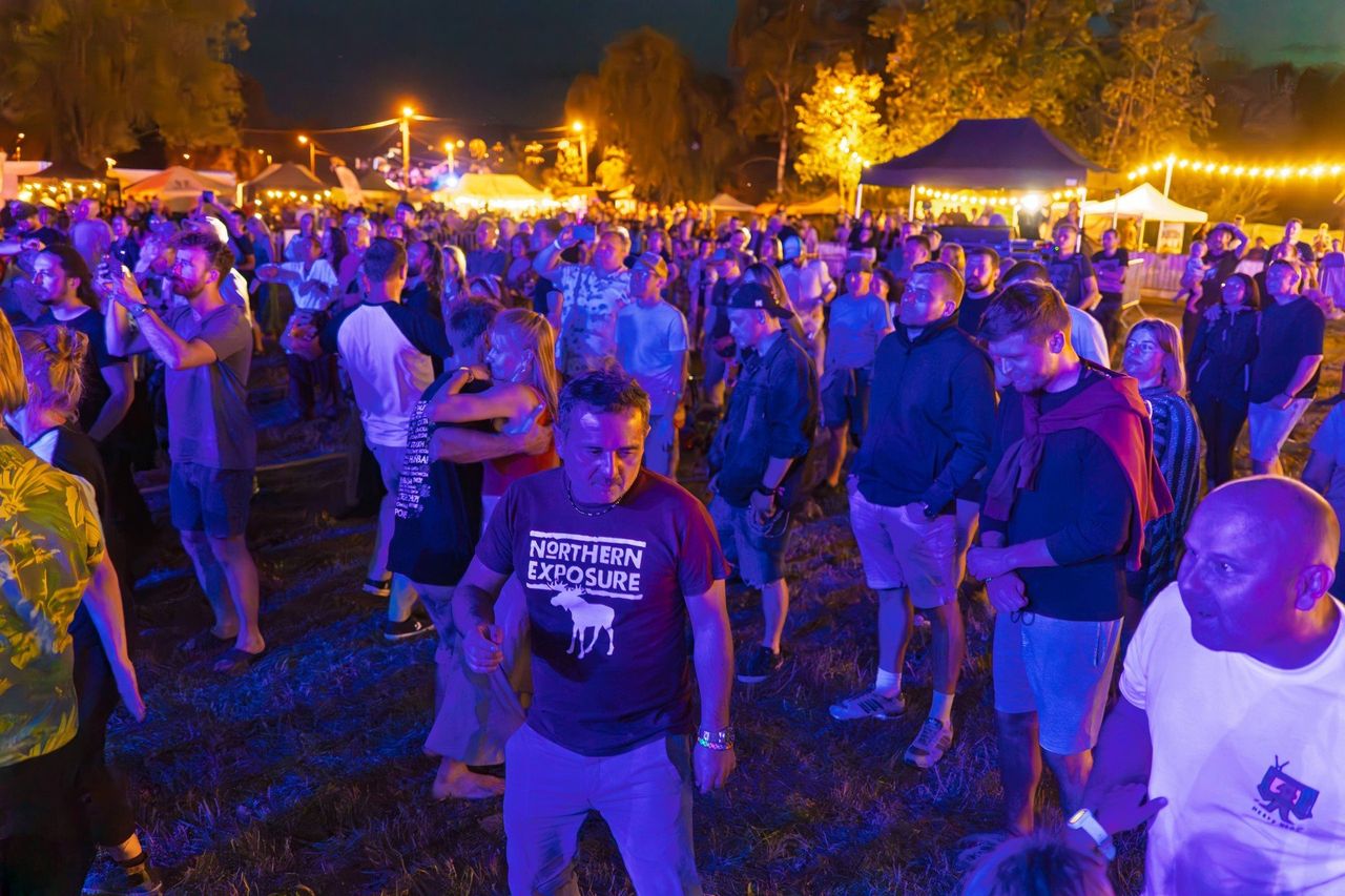 Myślec: Trwa Pannonica. Tłoczno pod sceną "w krzakach nad Popradem", ale też na całym terenie miasteczka festiwalowego