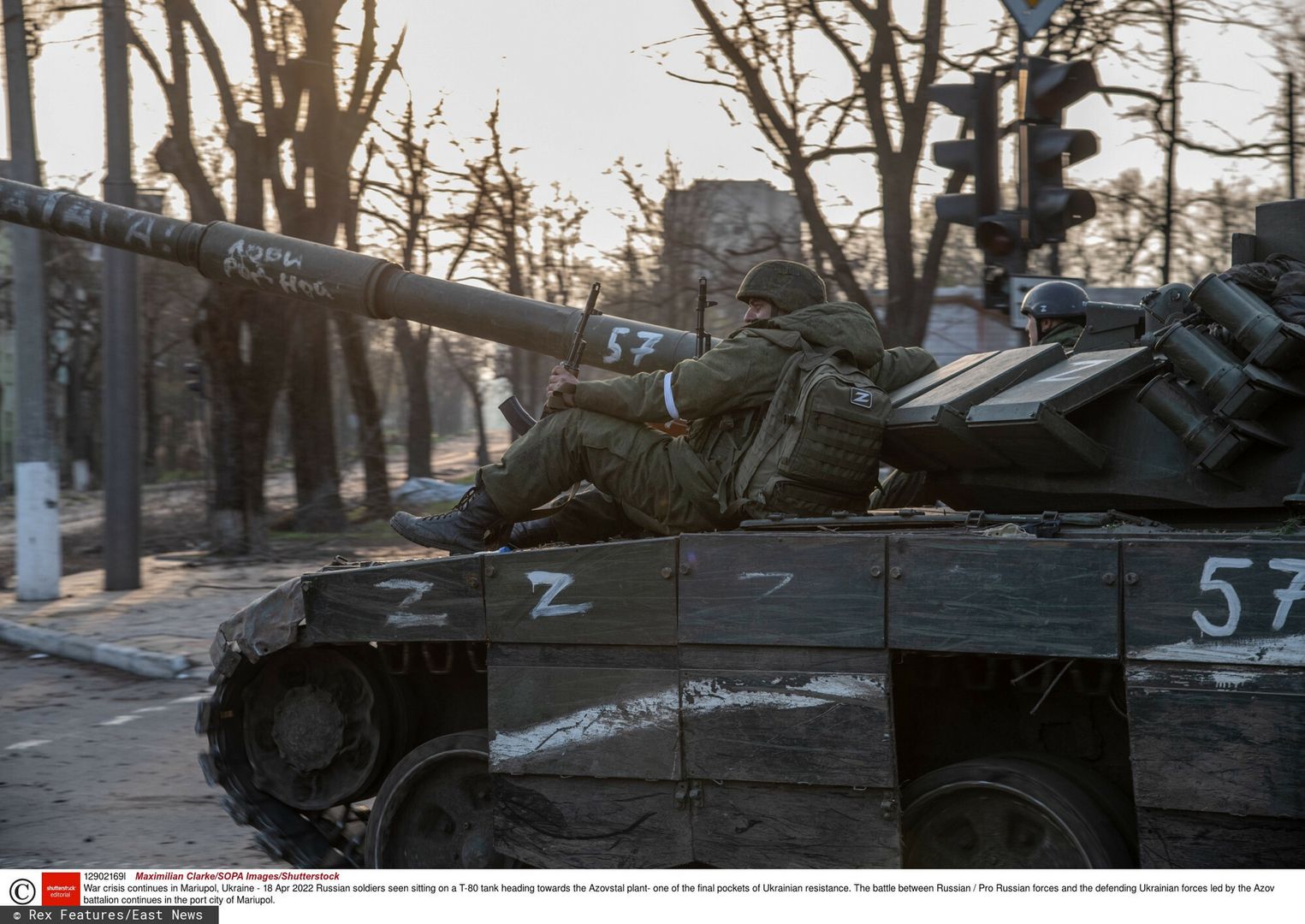 Wojna w Ukrainie - Mariupol pod rosyjsk? okupacj?Mandatory Credit: Photo by Maximilian Clarke/SOPA Images/Shutterstock (12902169l)  Russian soldiers seen sitting on a T-80 tank heading towards the Azovstal plant- one of the final pockets of Ukrainian resistance. The battle between Russian / Pro Russian forces and the defending Ukrainian forces led by the Azov battalion continues in the port city of Mariupol.  War crisis continues in Mariupol, Ukraine - 18 Apr 2022Maximilian Clarke/SOPA Images/Shutterstock