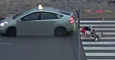 Nastolatka potrącona na przejściu dla pieszych. Policja ostrzega i publikuje nagranie! [VIDEO]