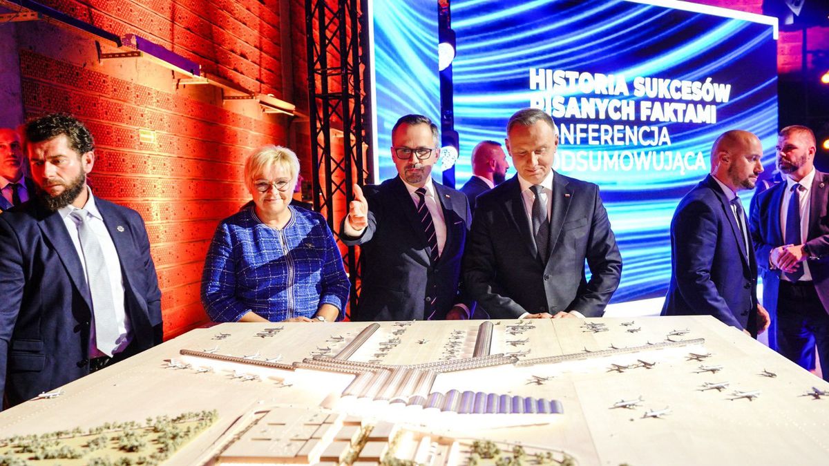 Marcin Horała i prezydent Andrzej Duda na konferencji podsumowującej CPK