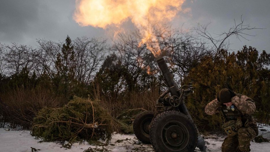Ukraina - arch 2A Ukrainian serviceman of the 93rd brigade covers his ears while firing a French 120mm rifle towed mortar (designated as a MO-120-RT-61) towards Russian positions in Bakhmut on February 15, 2023, amid the Russian invasion of Ukraine. (Photo by YASUYOSHI CHIBA / AFP)YASUYOSHI CHIBA