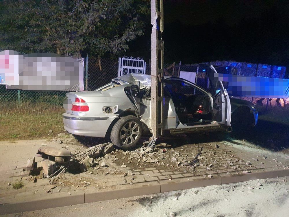 20-latek rozbił BMW na słupie i uciekł. Był pijany i na narkotykach