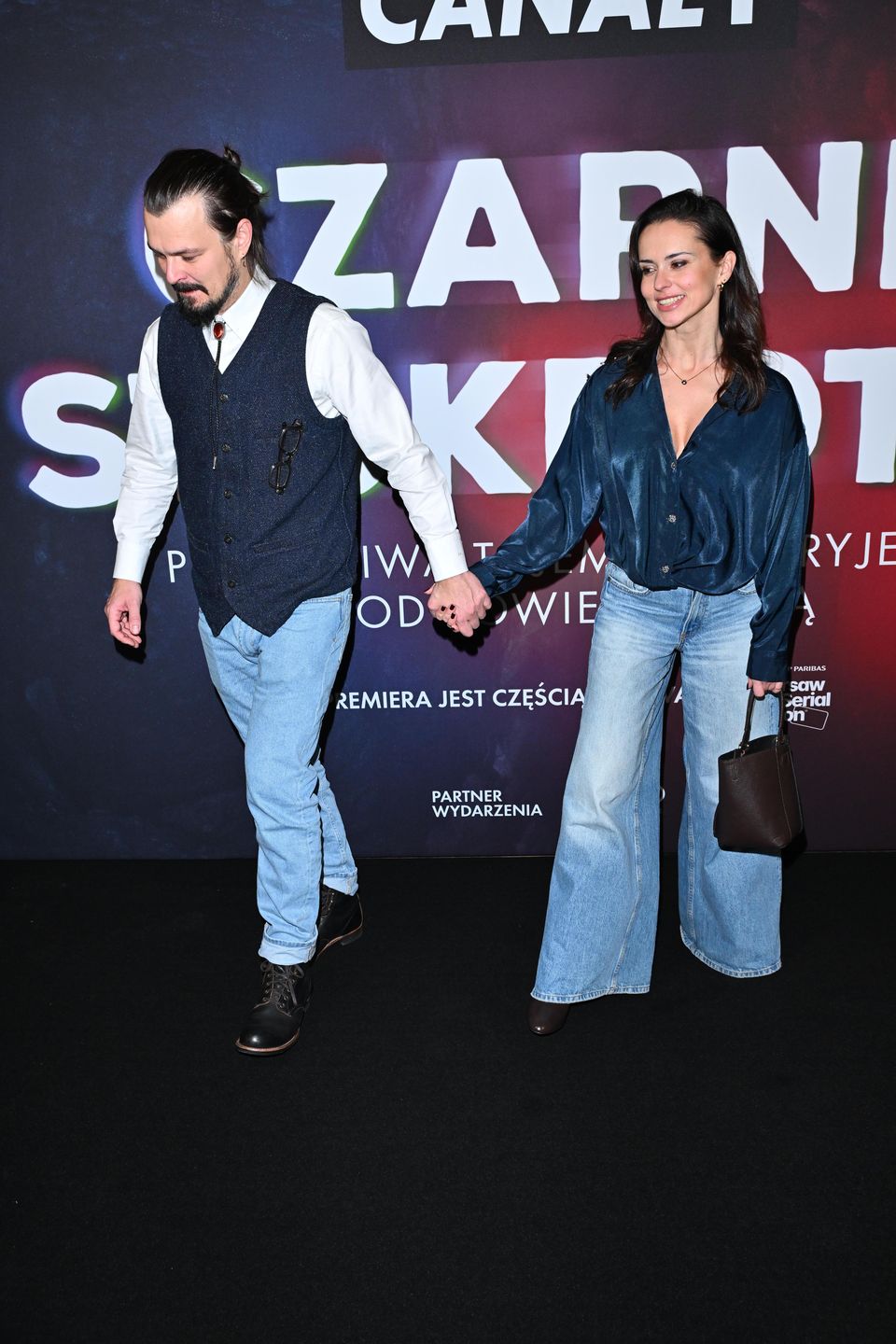 Dawid Ogrodnik z żoną na premierze serialu