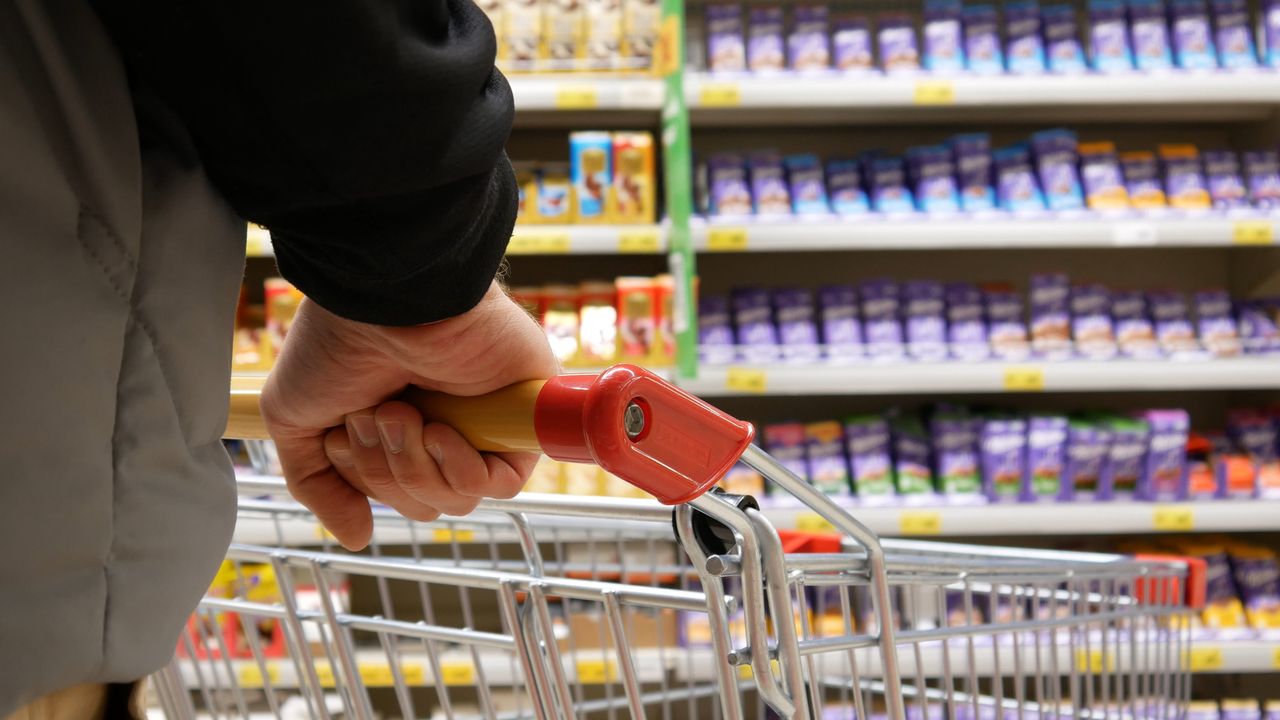 Czekolada coraz mniejsza i droższa. Co się dzieje z cenami?