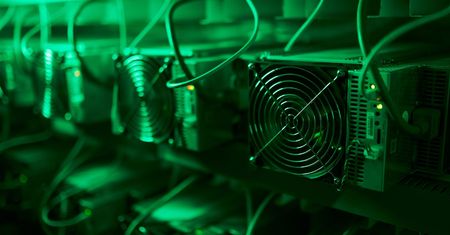 Górnicy toną w długach. Musieli wyprzedać koparki kryptowalut... i sprzedają energię