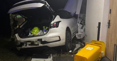 57-latka wjechała w budynek. Pomyliła gaz z hamulcem
