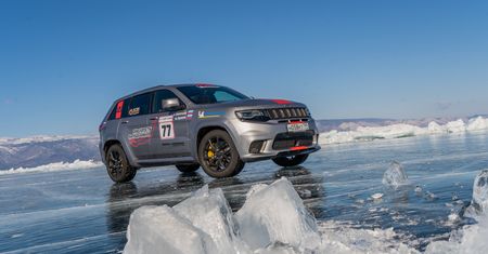Jeep Grand Cherokee Trackhawk najszybszy… na lodzie. 280 km/h po Bajkale