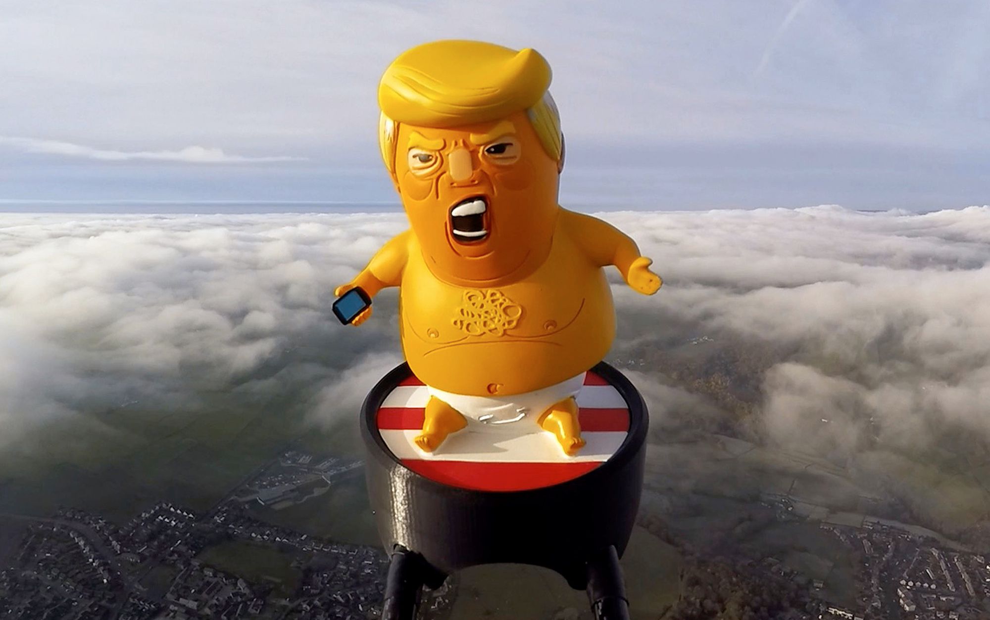 Figurka Trumpa w kosmosie to niezły żart. Zdjęcia wyglądają zabawnie 4