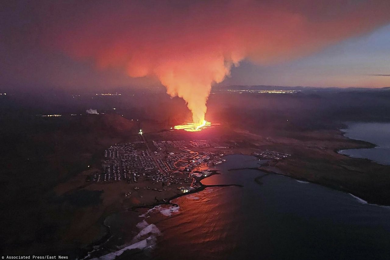 Erupcja wulkanu nieopodal miasta Grindavik na Islandii 