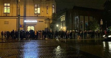 Koronawirus. Obostrzenia obostrzeniami, a Polacy chcą się bawić. Kolejka gigant do krakowskiego klubu