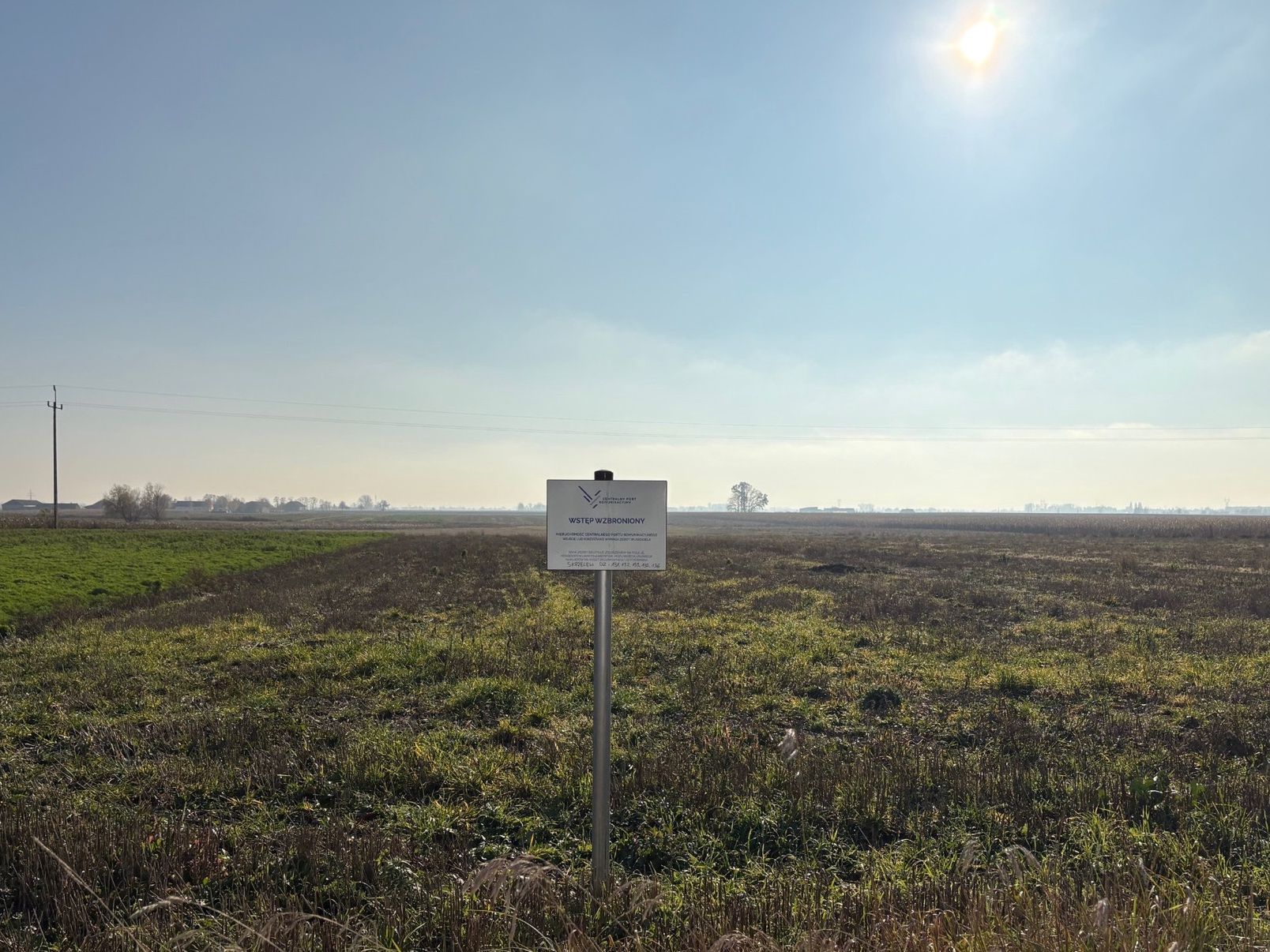 Po wykupionych i zburzonych domostwach zostają tylko tablice