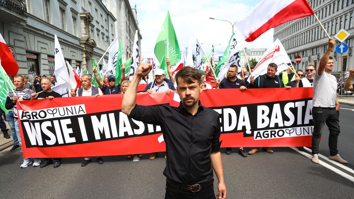 Warszawa, 07.07.2022. Lider AGROunii Michał Kołodziejczak (C) podczas protestu rolników w Warszawie, 7 bm. Protestujący niosą transparenty z napisami: "Wsie i miasta z biedą basta" oraz "Nie dla CPK" oraz "CPK to Centralny Przekręt Kasy". (sko) PAP/Rafał Guz