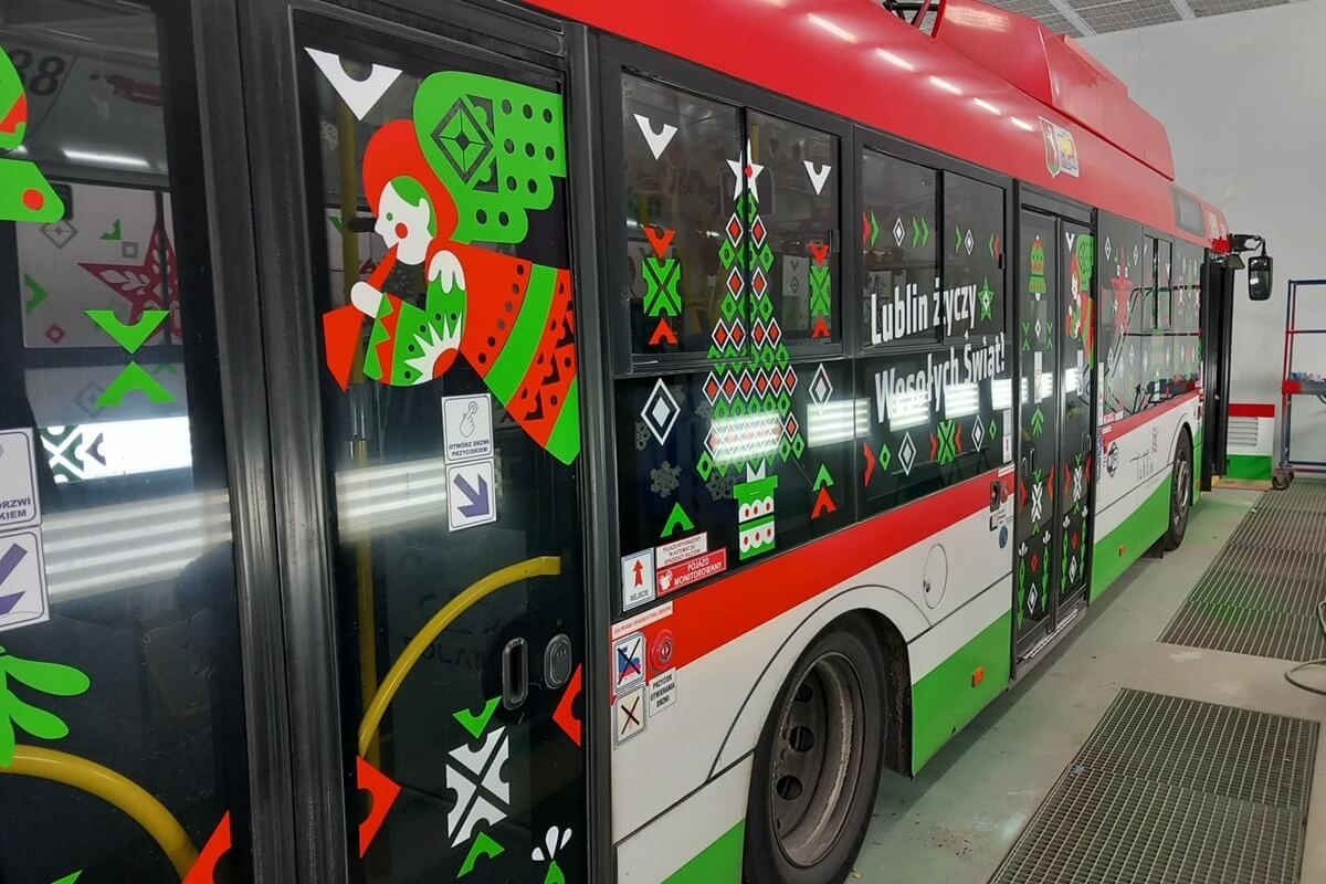 Trolejbus oklejony w świąteczne motywy
