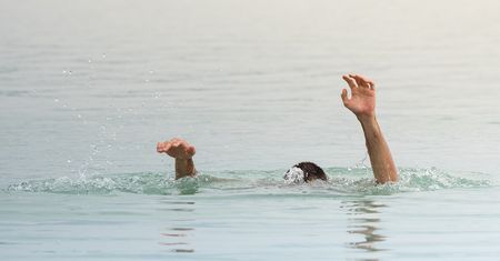 38-latek zniknął pod wodą w zatoce Bajka w Grodźcu. Nie żyje