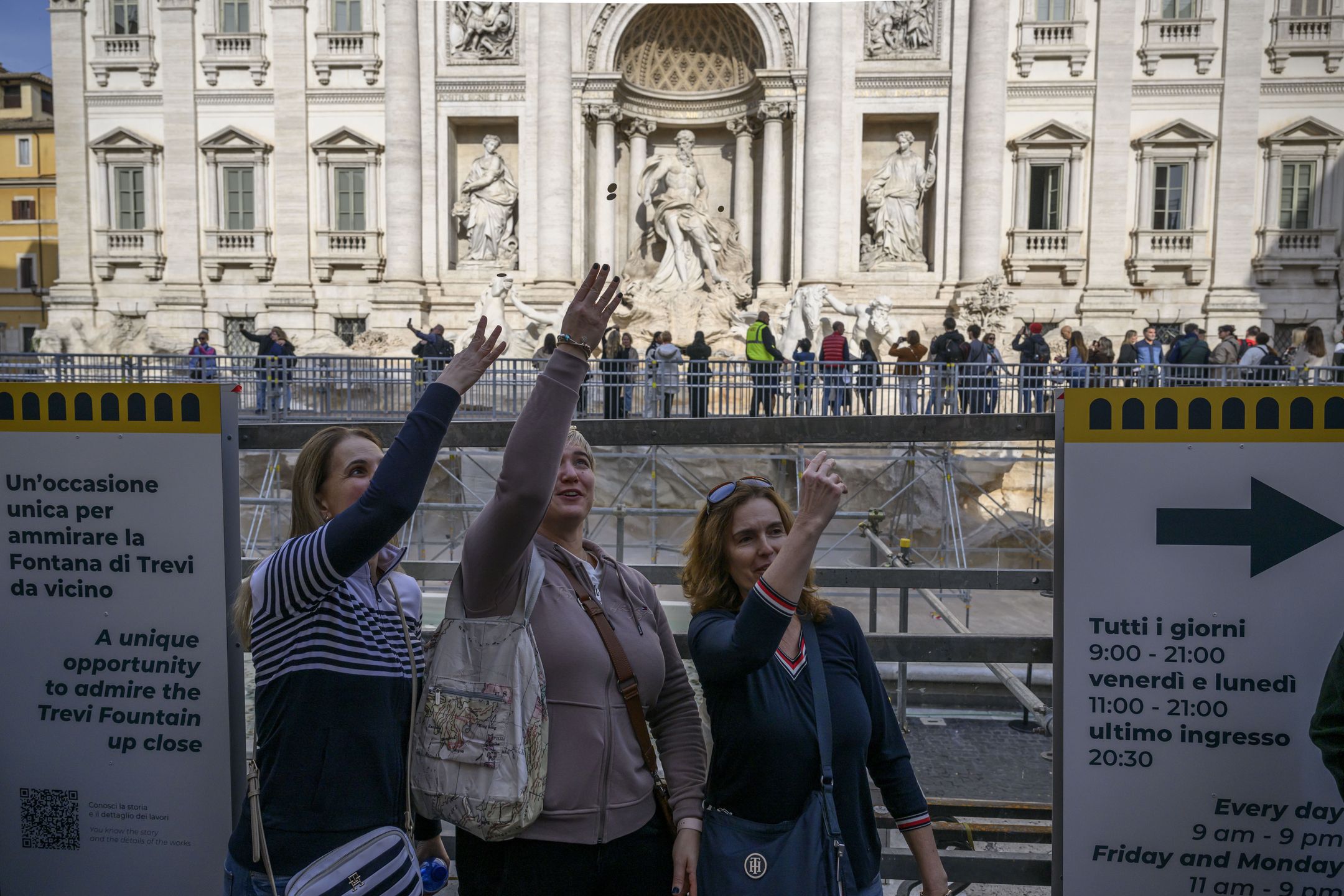 Turystki przed fontanną di Trevi