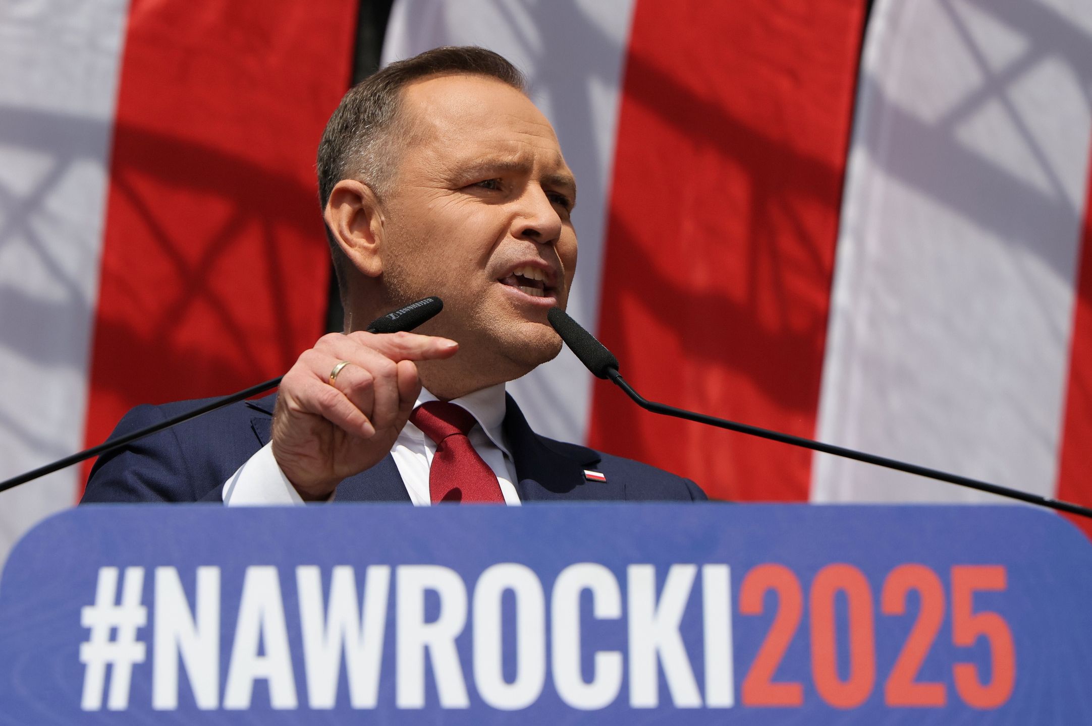 Warszawa, 25.05.2025. Wybory prezydenta RP - kampania przed II turą. "Wielki Marsz za Polską", 25 bm. zwolenników kandydata Komitetu Obywatelskiego w wyborach prezydenckich, popieranego przez PiS prezesa IPN Karola Nawrockiego w II turze wyborów na fotel prezydenta RP. Jego trasa wiedzie z ronda gen. de Gaulla na plac Zamkowy. Uczestniczy Karol Nawrocki. (amb) PAP/Paweł Supernak