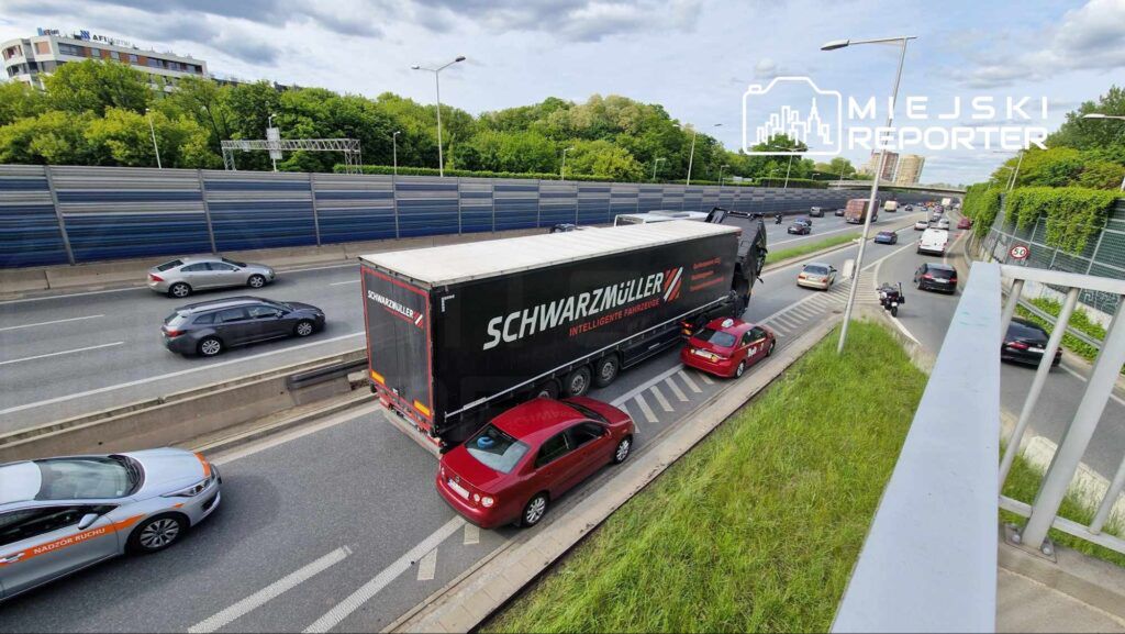 Warszawa. Zepsuta ciężarówka zablokowała nitkę lokalną S8. 10 linii autobusowych na objazdach