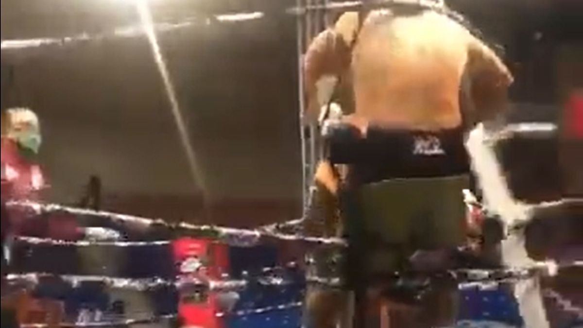 Podczas walki bokserskiej zawalił się ring 