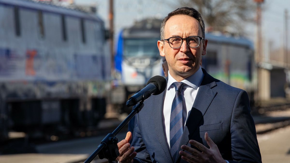 Umowa na budow? nowej lokomotywowni na bocznicy Warszawa Groch�w
Fot. Dawid Wolski/East News, 20.03.2025. Warszawa. Briefing prasowy z udzialem ministra infrastruktury Dariusza Klimczaka w zwiazku z podpisaniem umowy na budowe nowej lokomotywowni na bocznicy Warszawa Grochow.
N/z: minister infrastruktury Dariusz Klimczak
Dawid Wolski