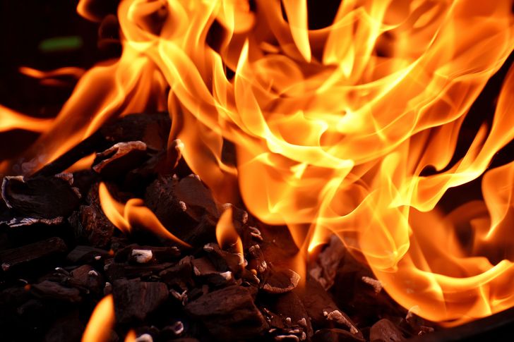 Tańszy zamiennik pelletu? Coraz więcej osób sypie to do kotła
