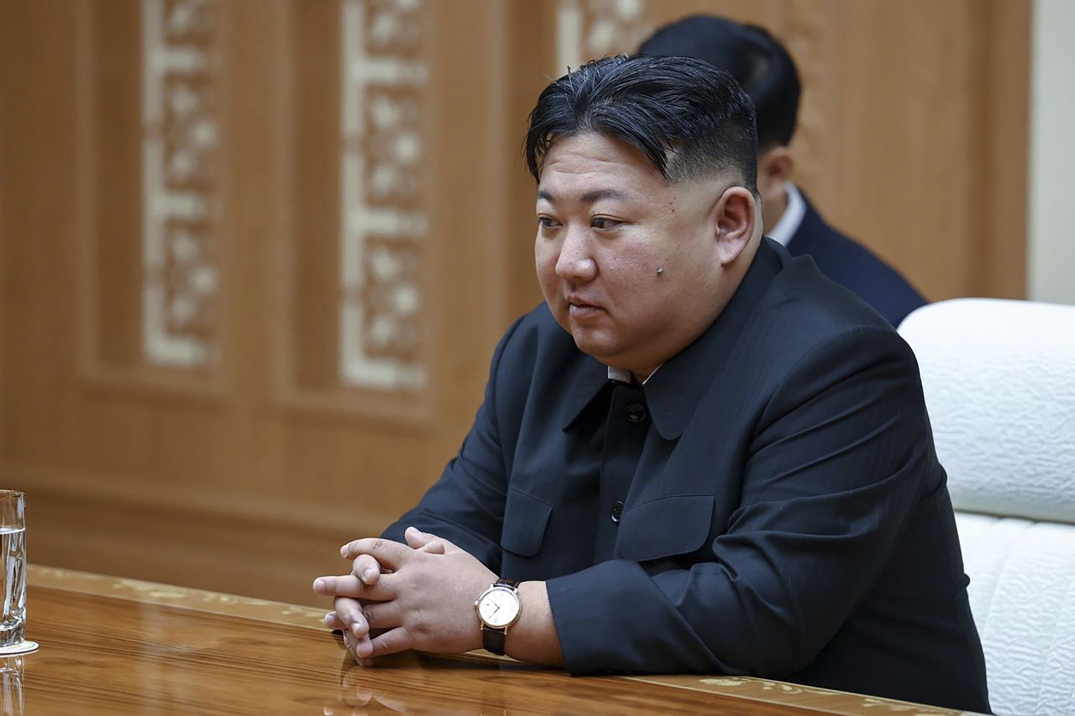 A handout photo made available by the Russian Foreign Ministry press service shows North Korea's leader Kim Jong Un speaking with Russian Foreign Minister Sergei Lavrov during their meeting in Pyongyang, North Korea, 19 October 2023. Sergei Lavrov is on a two-day visit to North Korea. The Russian foreign minister said that Moscow plans to develop equal strategic cooperation with the DPRK, despite sanctions from the UN Security Council against Pyongyang. EPA/RUSSIAN FOREIGN MINISTRY PRESS SERVICE HANDOUT HANDOUT EDITORIAL USE ONLY/NO SALES HANDOUT EDITORIAL USE ONLY/NO SALES Dostawca: PAP/EPA.