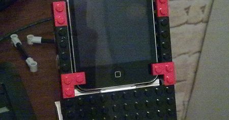 Dock do iPhone'a z klocków Lego