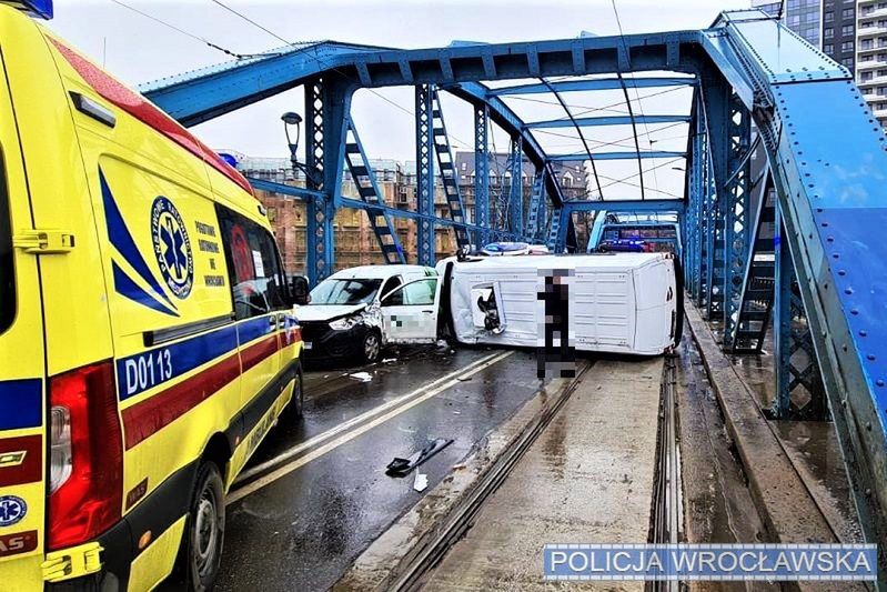 Wrocław. Przewrócony bus zablokował Most Sikorskiego. Spore problemy w centrum