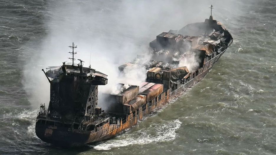 Zderzenie statk�w na Morzu P�?nocnym
Smoke rises from the MV Solong cargo ship in the North Sea, off the coast of Withernsea, east of England, on March 11, 2025, after it collided with the MV Stena Immaculate tanker on March 10. Fires were raging on Tuesday after a the MV Solong, a cargo ship laden with toxic materials, crashed into the MV Immaculate, a tanker carrying flammable jet fuel in the North Sea, as questions mounted about how the accident happened. There were also growing fears that any spill from the collision could harm the local environment and coastline, home to seals, porpoises and some protected waders and waterfowl. (Photo by Paul ELLIS / AFP)
PAUL ELLIS