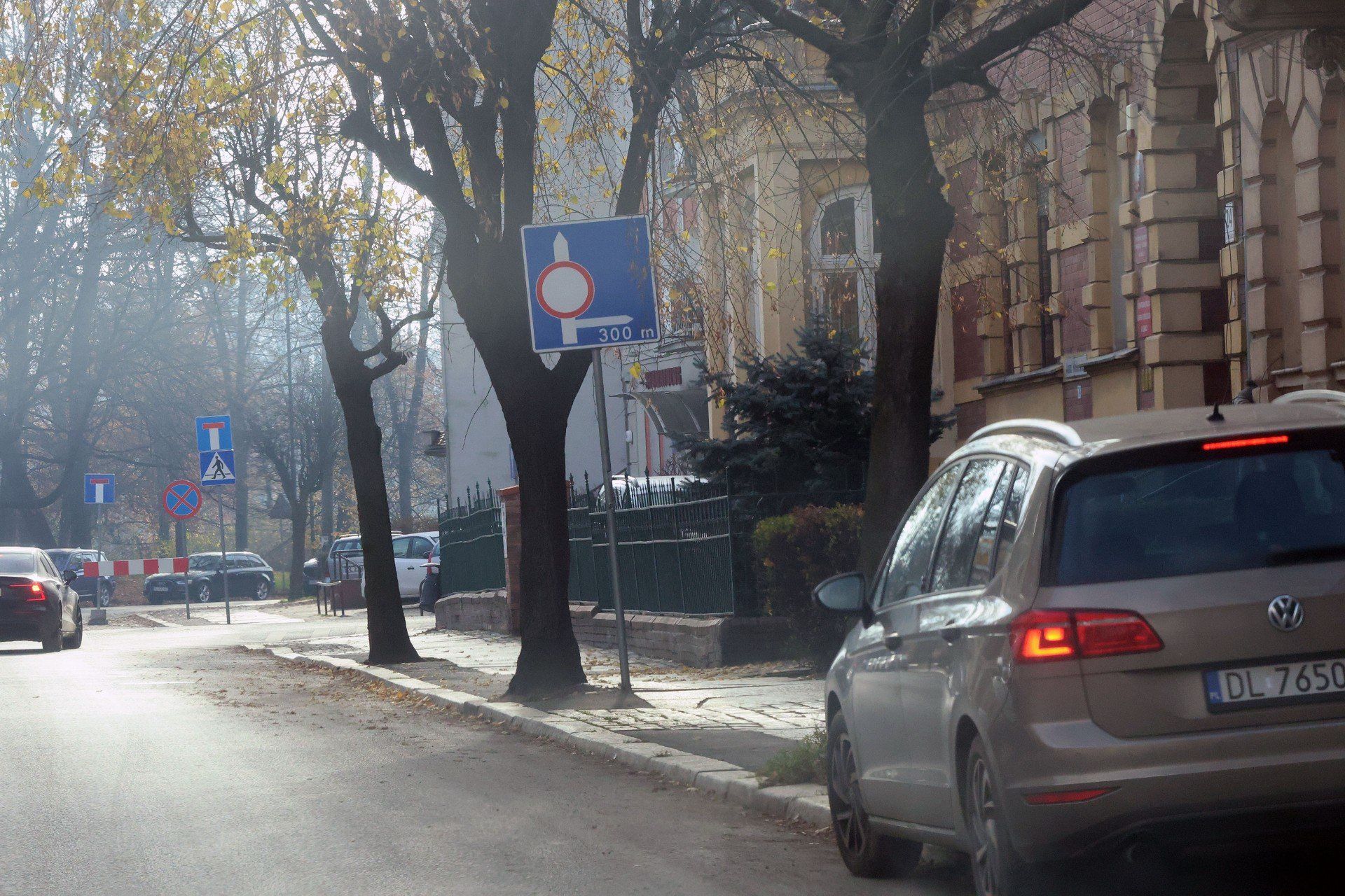 Ulica Mickiewicza w Legnicy jest przejezdna, znaki drogowe temu zaprzeczają, aktualne zdjęcia