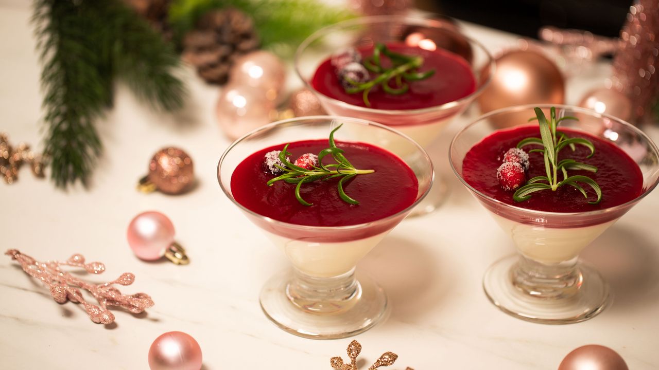 Panna cotta w świątecznym wydaniu. Z żurawinowym musem smakuje najlepiej