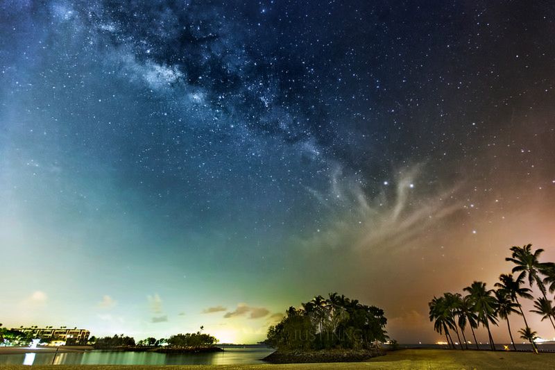 Finalny efekt fotografowania Drogi Mlecznej w Singapurze.