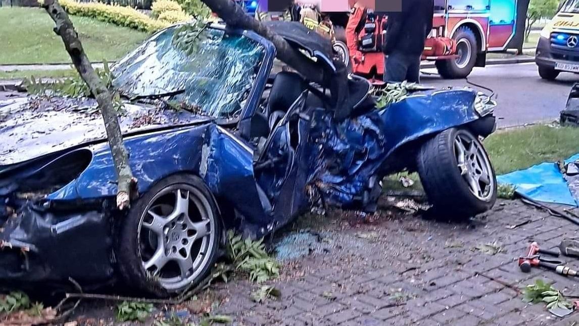 Porsche rozbiło się na drzewie w Kocku