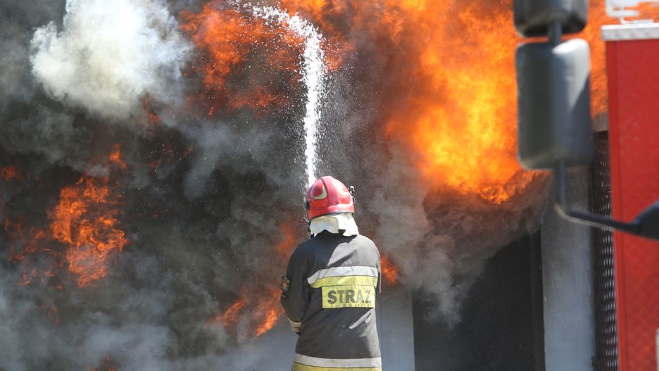 Pruszków. Dwie osoby zmarły z powodu pożaru w budynku wielorodzinnym 