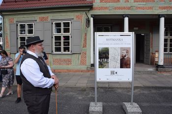 Wystawa plenerowa przed Domem Wiedemanna w Pruszczu