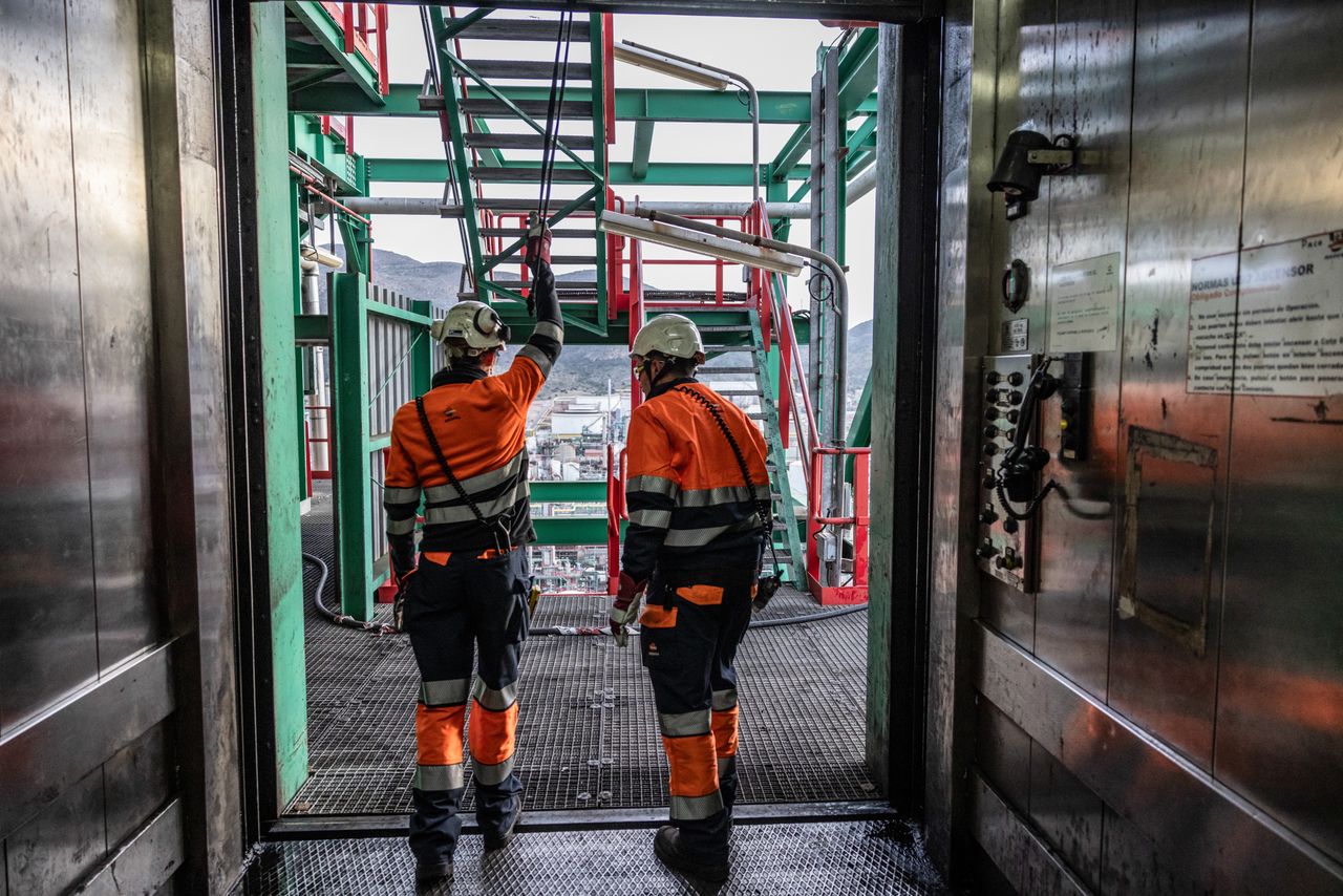 Ceny ropy stabilizują się po wcześniejszych spadkach. Tego spodziewają się eksperci