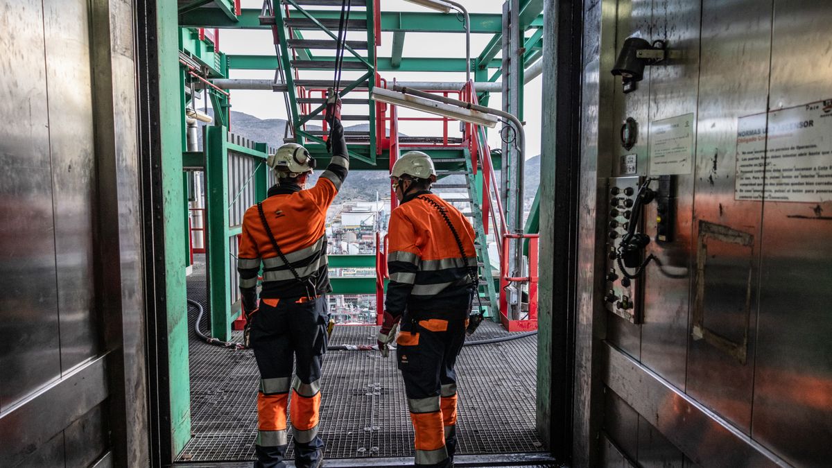 Workers at the Repsol SA Cartagena oil refining complex in Cartagena, Spain, on Thursday, Jan. 16, 2025. A group of 10 European Union nations is pushing to toughen sanctions against Russia by introducing further restrictions on natural gas and bolstering the enforcement of a price cap on oil. Photographer: Angel Garcia/Bloomberg via Getty Images