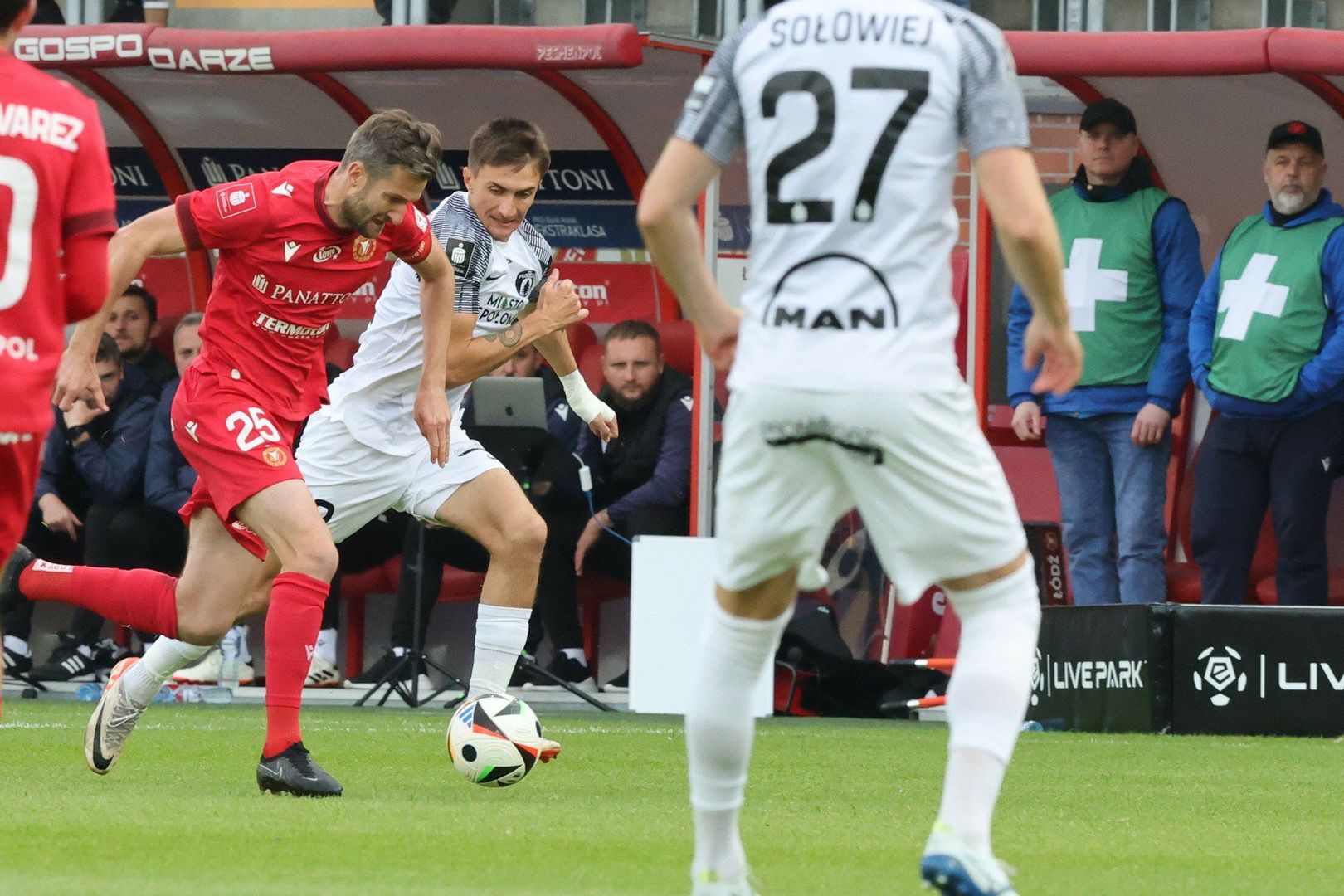 Żubry pogonione w meczu wyjazdowym. Gol Tupty dał Widzewowi punkty