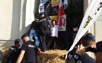 Agrounia belami słomy zablokowała ministerstwo rolnictwa. "I tak nie działało"