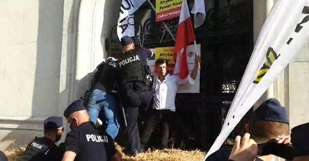 Agrounia belami słomy zablokowała ministerstwo rolnictwa. "I tak nie działało"