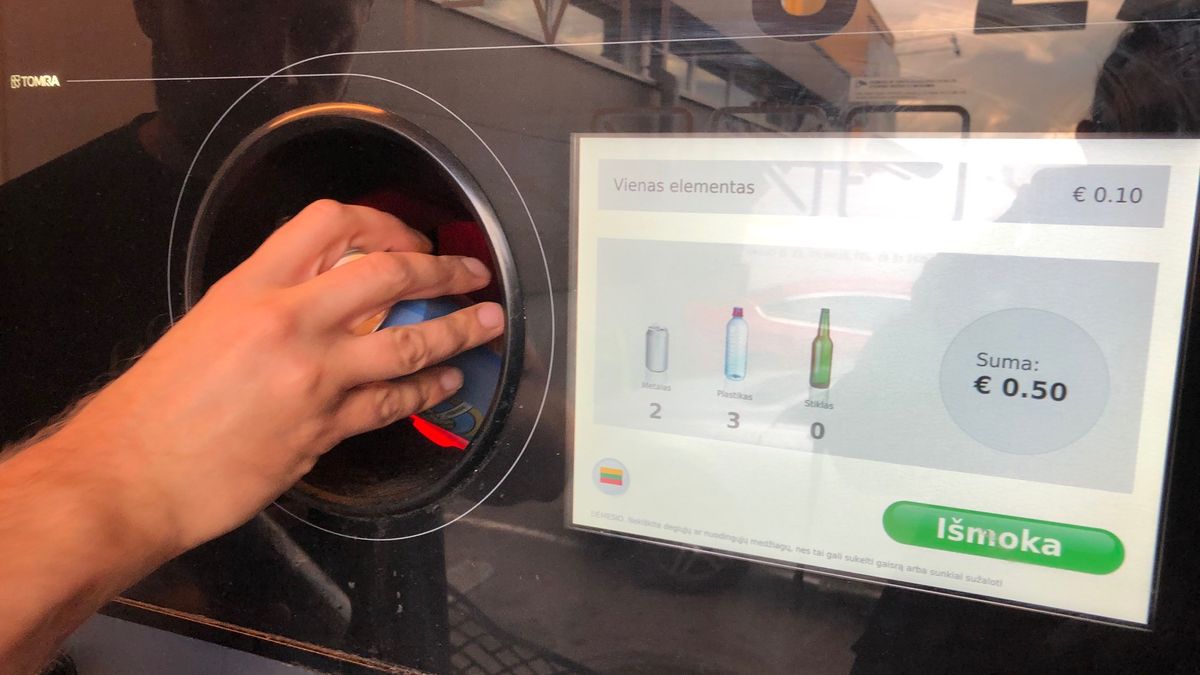 Przyjęła się nazwa "butelkomat", ale te urządzenia utylizują również m.in. puszki