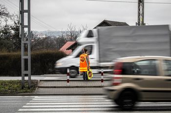 Pracuje na mrozie. Rodzice uczniów martwią się o "pana Stopka"