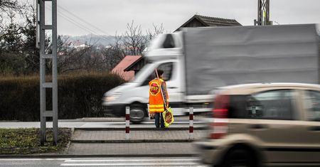 Pracuje na mrozie. Rodzice uczniów martwią się o "pana Stopka"