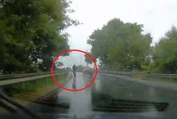 Deszcz, łuk drogi i nagle pod prąd jedzie rowerzysta