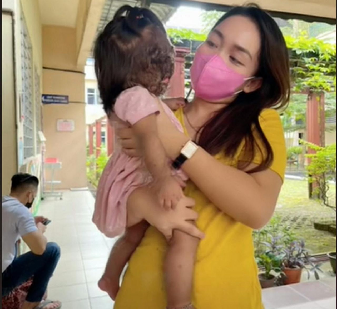 Cierpi na syndrom wilkołaka. Dziewczynka ma twarz gęsto pokrytą owłosieniem