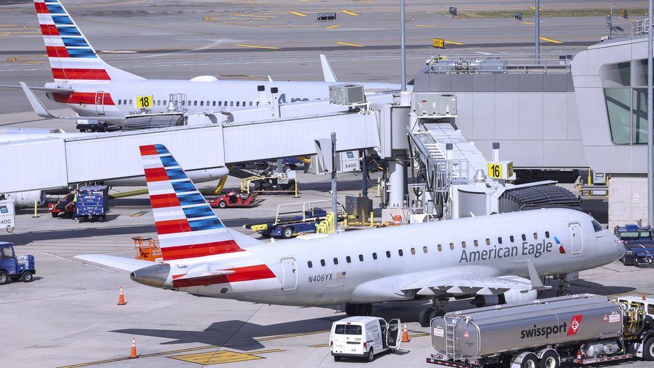 US government shutdown affects airports
epa12445596 Airplanes on the tarmac at LaGuardia Airport in the Queens borough of New York, New York, USA, 10 October 2025. The US government shutdown has halted pay for thousands of air traffic controllers and other airport employees after Congress failed to approve new spending legislation last week.  EPA/SARAH YENESEL 
Dostawca: PAP/EPA.
SARAH YENESEL
government, shutdown, airports, air traffic, controllers, employees