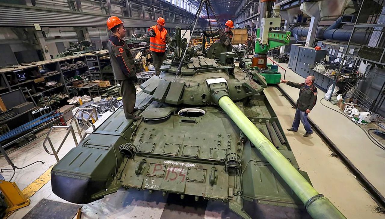 Wnętrze rosyjskiej fabryki czołgów - zdjęcie ilustracyjne