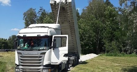 Tragedia koło Jędrzejowa. Zginął kierowca porażony prądem