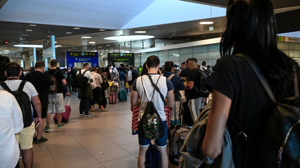 Tłumy turystów utknęły w kolejkach na lotniskach w Portugalii